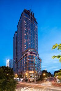 un edificio alto en una ciudad por la noche en Hilton Chongqing en Chongqing