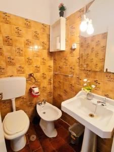 un baño con inodoro y lavabo en Station House, en Braga