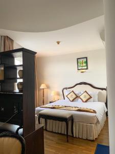 Tempat tidur dalam kamar di Hoa Binh 1 Hotel