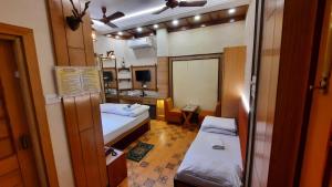 恒河寺庙酒店客房内的一张或多张床位
