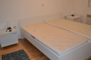 Una cama o camas en una habitación de Panoramic View Skopje Apartments