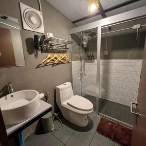 Ban Pa Yang (3)的住宿－Style Paidoi Resort，浴室配有卫生间、盥洗盆和淋浴。