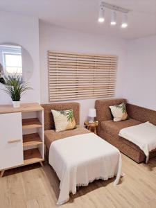 salon z łóżkiem i kanapą w obiekcie Pokoje Gościnne Muszelka 300 m do plaży w mieście Mielno