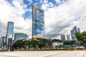 un grand bâtiment dans une ville avec de grands immeubles dans l'établissement WAIFIDEN Guangzhou Grand View Golden Palace Apartment, à Canton 71 autres photos