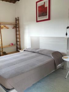 um quarto com uma cama e uma fotografia na parede em Casa Giufà B&B em Chiaramonte Gulfi