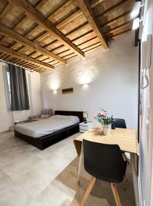 - une chambre avec un lit, une table et un bureau dans l'établissement A 2 Passi Bed and Breakfast, à Faenza