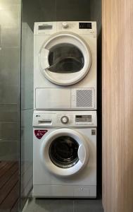 een wasmachine en een droger in de kamer bij Casa di Giorgio in Nafpaktos