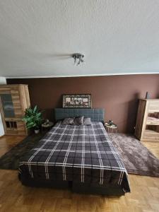 ein Schlafzimmer mit einem großen Bett in einem Zimmer in der Unterkunft Marcel's Appartement in Bielefeld