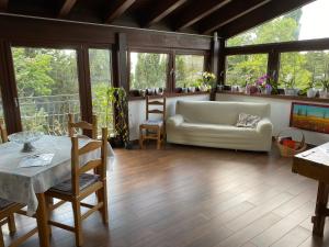 sala de estar con sofá y mesa en Il sospiro, en Satriano di Lucania