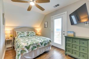 een slaapkamer met een bed en een plafondventilator bij Surfside Beach Home with Hot Tub Walk to Beach! in Surfside Beach