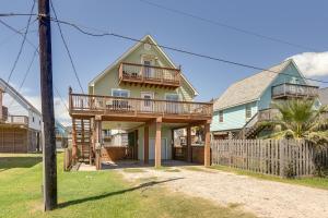 una casa con terraza en la parte delantera en Surfside Beach Home with Hot Tub Walk to Beach!, en Surfside Beach