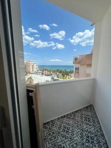 balkon z widokiem na plażę w obiekcie Cozy apartment La Mata w mieście La Mata