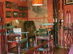 una stanza con due scaffali rossi con libri sul muro di Oasi Galbusera Bianca a Rovagnate