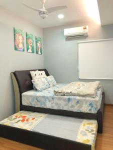 um pequeno quarto com uma cama e um colchão em Paddy Village Homestay2 em Sekincan