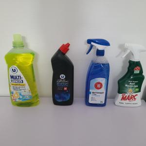 três garrafas de produtos de limpeza numa prateleira em Appartement Brest Saint Martin em Brest
