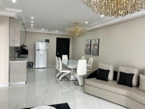 uma sala de estar com uma mesa e um sofá em Lifestyle Luxury Hotel and Residence em Elwa