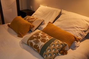 een bed met 2 kussens en afkeer bij Gîte de Bonneville in Nantes