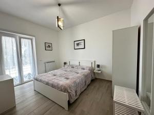 una camera da letto con un letto e una grande finestra di Capo dei Bufali Alloggio turistico a Terracina