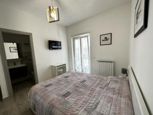 una camera con letto e un bagno con finestra di Capo dei Bufali Alloggio turistico a Terracina
