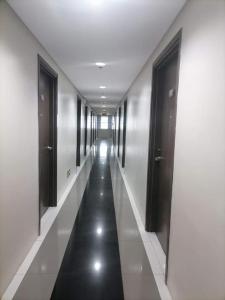 un pasillo de un edificio con puertas y un pasillo largo en Condo for rent -The Loop Residences-relaxing , unique and satisfying en Cagayán de Oro