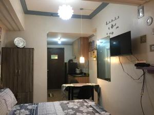 Tempat tidur dalam kamar di Condo for rent -The Loop Residences-relaxing , unique and satisfying