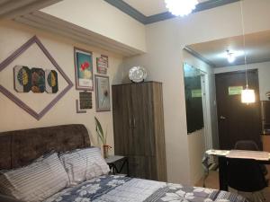 Tempat tidur dalam kamar di Condo for rent -The Loop Residences-relaxing , unique and satisfying