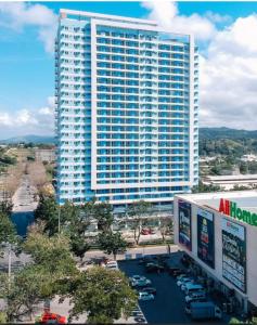un edificio alto con un estacionamiento delante de él en Condo for rent -The Loop Residences-relaxing , unique and satisfying en Cagayán de Oro
