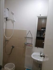 y baño con ducha y lavamanos. en Condo for rent -The Loop Residences-relaxing , unique and satisfying en Cagayán de Oro