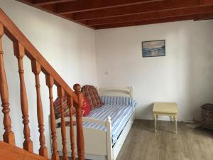 een klein bed in een kamer met een trap bij Appartement côte des basques in Biarritz