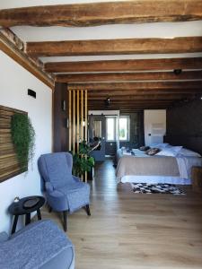 1 dormitorio con 2 camas y silla azul en La Jacquière en Chaumont-sur-Loire