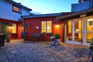 a patio of a house with a table and chairs at Gamlebyen Hotell - Fredrikstad in Fredrikstad