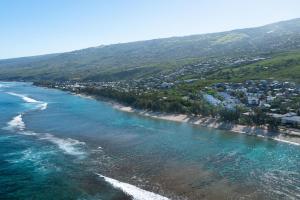 - une vue aérienne sur la plage et l'océan dans l'établissement Leu Corail, à Saint-Leu