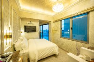 a hotel room with a bed and a bathroom at Ritz Residence @ Imago Loft B 7th Floor in Kota Kinabalu