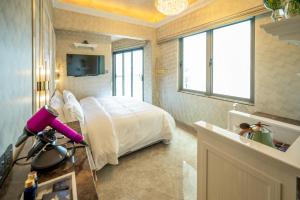 a bedroom with a bed and a desk with a lamp at Ritz Residence @ Imago Loft B 7th Floor in Kota Kinabalu