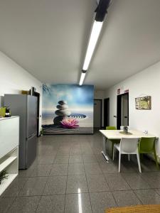un comedor con una mesa y una pintura en la pared en My Room Zen Relax, en Reggio Emilia