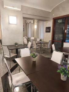 トリノにあるAppartamenti Valdoccoのテーブルと椅子が備わる待合室