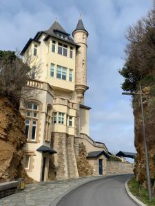 een gebouw met een toren aan de kant van een weg bij Appartement côte des basques in Biarritz