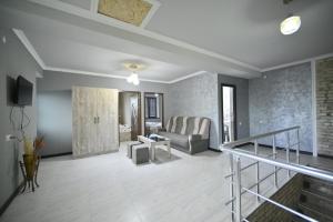 - un salon avec un canapé et une table dans l'établissement ArtStar, à Sevan