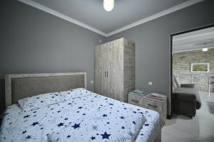 una camera da letto con un letto con stelle sopra di ArtStar a Sevan