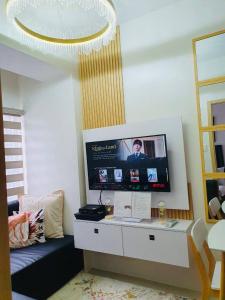 un soggiorno con TV e divano di 1 Br CONDO Vine Residences Quezon City with POOL NETFLIX WIFI VIDEOKE BOARD GAMES a Manila