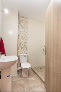 y baño con aseo blanco y lavamanos. en Parfaite appartement en résidence en Marrakech
