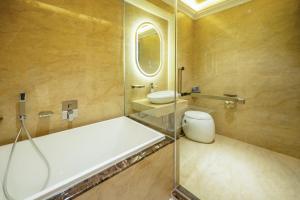 Ritz Residence @ Imago Loft B 7th Floor في كوتا كينابالو: حمام مع حوض ومغسلة ومرحاض