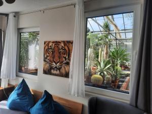 a room with a painting of a tiger on the wall at Studio Mini-Mexiko in Arnsberg