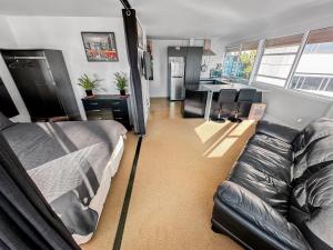 salon z łóżkiem i kanapą w obiekcie Whitaker Wish- Spacious, city based apartment with carpark w Auckland
