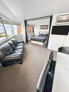 salon z łóżkiem, kanapą, łóżkiem i łóżkiem typu king-size w obiekcie Whitaker Wish- Spacious, city based apartment with carpark w Auckland