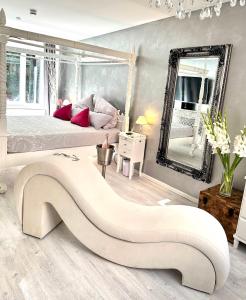 ein Schlafzimmer mit einem Bett und einem großen Spiegel in der Unterkunft JB City Loft in Hamburg