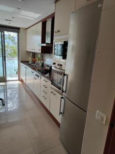 uma cozinha com um frigorífico de aço inoxidável em 巴塞之家 em Montcada i Reixac