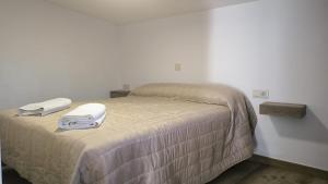 - une chambre avec un lit et 2 serviettes dans l'établissement Casita en Pontevedra, à Pontevedra