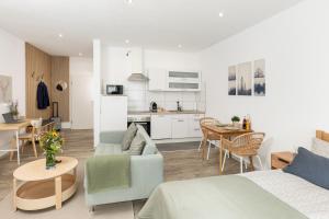 a living room and kitchen with a couch and a table at Apart4me Scandi Apartment Geislingen zentral mit Parkplatz in Geislingen an der Steige