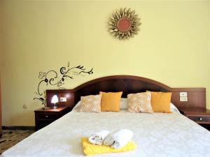 a bedroom with a large bed with towels on it at Casa Vacanze Gelbison in Moio della Civitella